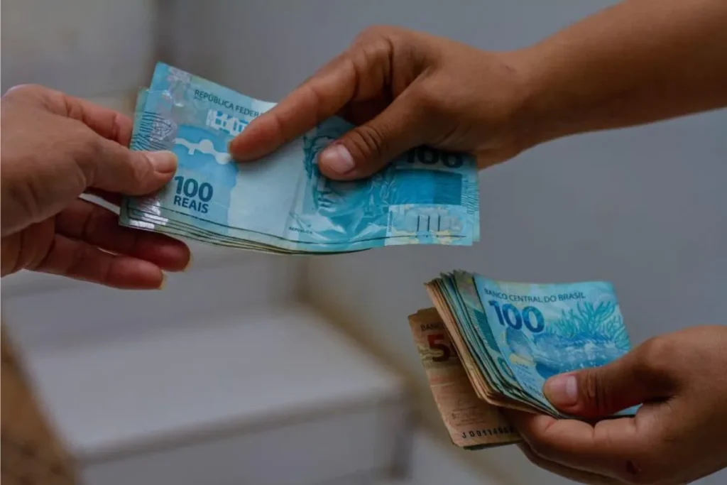 Pagamento do Bolsa Família vem com aumento em abril para muitas famílias. Entenda como funciona a conta para essas pessoas.