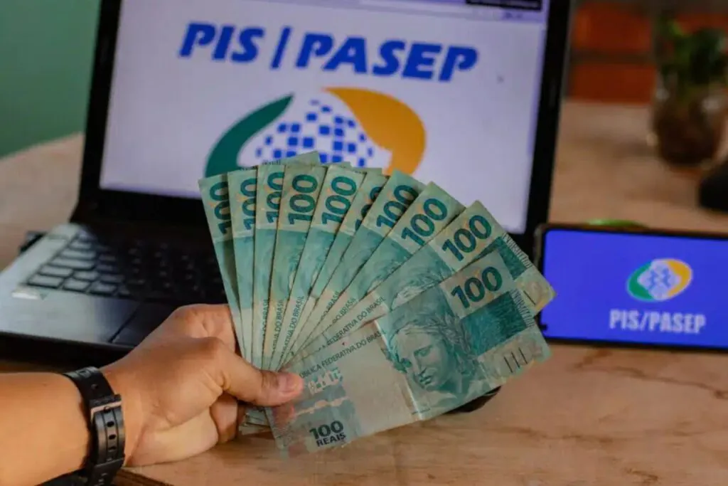 O abono do PIS/Pasep será pago mais um vez no mês de abril de 2024. Veja quais são os trabalhadores eleitos para receber até 1 salário.