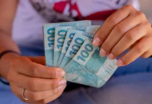 Descubra o calendário para conseguir sacar o Bolsa Família de abril sem precisar usar o cartão de benefício.