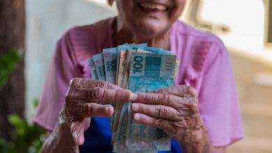 Oportunidade na MELHOR IDADE: idosos de 60, 61, 62, 63 anos ou mais podem solicitar R$ 702 ao governo; entenda