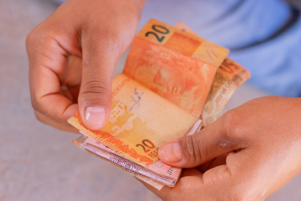 Alerta para diversos beneficiários que esperam pagamentos do governo em abril. Valores serão antecipados em 166 cidades do país.