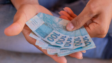 Vamos desvendar a verdade sobre um possível benefício em dobro para quem está no Bolsa Família e outras pessoas.