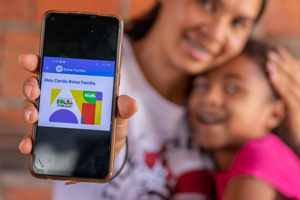 Uma nova rodada de pagamentos começa nesta semana e milhões de brasileiros receberão a parcela do Bolsa Família e adicionais em breve; veja como funciona.