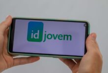 Programa do governo para jovens garante meia-entrada em eventos e viagens: veja como pedir