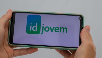 Programa do governo para jovens garante meia-entrada em eventos e viagens: veja como pedir