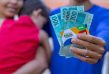 Entenda porque o Bolsa Família de maio deve ter uma diferença desanimadora de mais de R$ 100 no pagamento, em comparação a abril.
