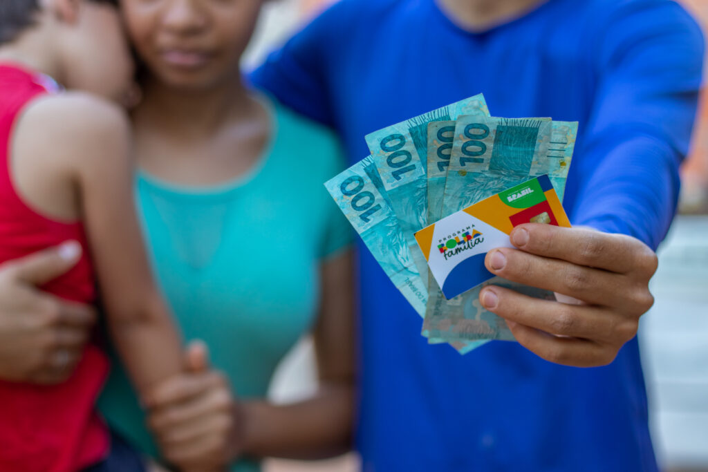 Será que o Bolsa Família de 2024 prevê uma parcela adicional referente a um suposto 13º salário para os beneficiários do programa?