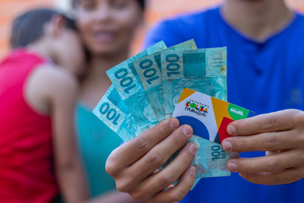 Você trabalha com carteira assinada e acredita que poderia receber o Bolsa Família, mas não sabe se é verdade? Entenda.