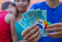 Você trabalha com carteira assinada e acredita que poderia receber o Bolsa Família, mas não sabe se é verdade? Entenda.