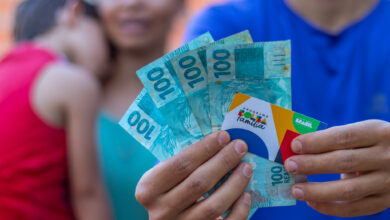 Você trabalha com carteira assinada e acredita que poderia receber o Bolsa Família, mas não sabe se é verdade? Entenda.