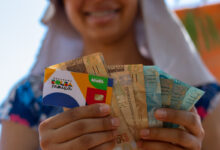 Mçaes solteiras recebem grande notícia de auxílio extra em abril e podem comemorar o pagamento que será antecipado.