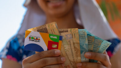 Mçaes solteiras recebem grande notícia de auxílio extra em abril e podem comemorar o pagamento que será antecipado.