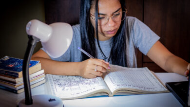 Chegou a hora de se inscrever para o Enem 2024 e o governo federal disponibiliza benefícios para quem está no CadÚnico.