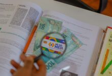 Pé-de-Meia FORA do Ensino Médio: beneficiários do Bolsa Família ficam PREOCUPADOS com FUTURO do programa