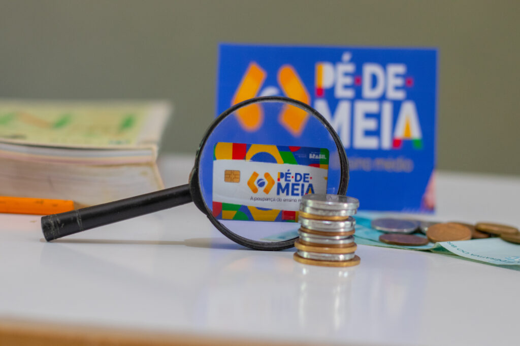 Mais de 2 milhões de adolescentes começaram a receber o Pé-de-Meia do governo federal nesta semana. O cartão chegou e pode atingir ainda mais pessoas.