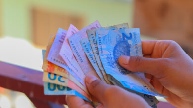 Bolsa Família segue e está perto de fazer última rodada de Pix com pagamento maior que o padrão; entenda.