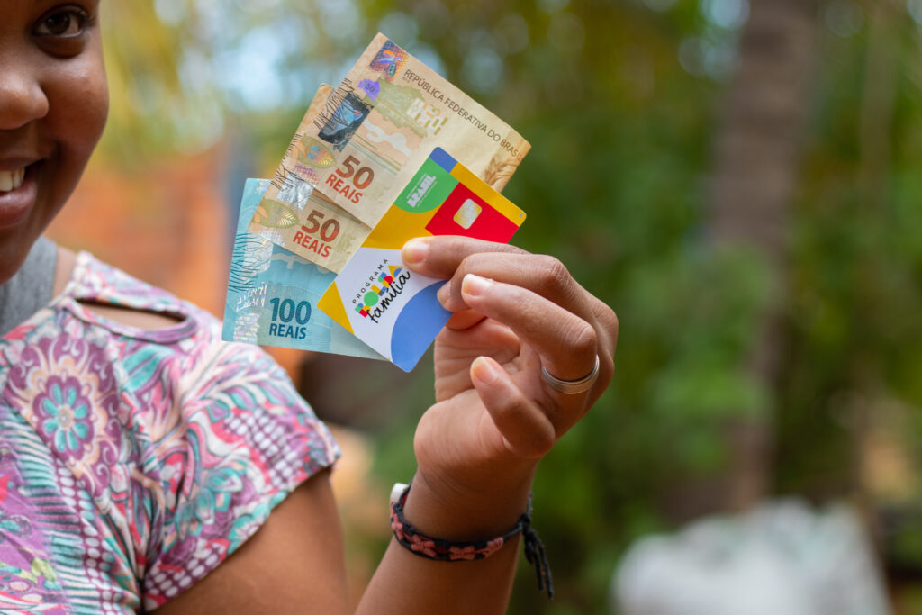 Será que seu Bolsa Família pode ficar bloqueado por conta de um empréstimo no seu CPF? Entenda a verdade sobre o assunto.