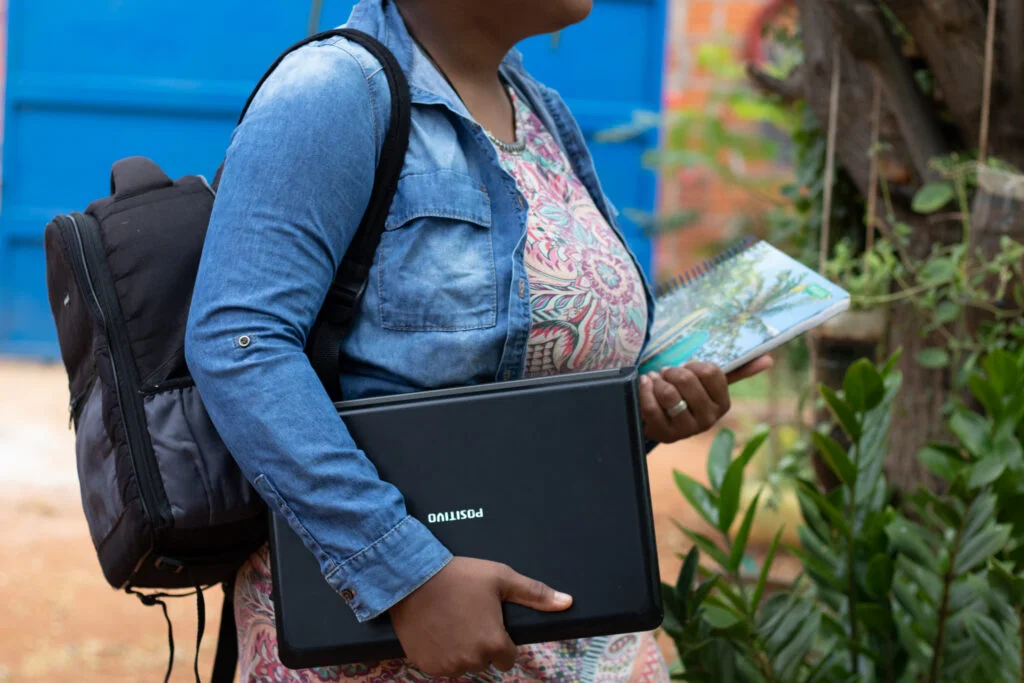 Mesmo quem está no Bolsa Família pode aprender uma nova língua e até diversas habilidades profissionalizantes, tudo de graça; veja como.