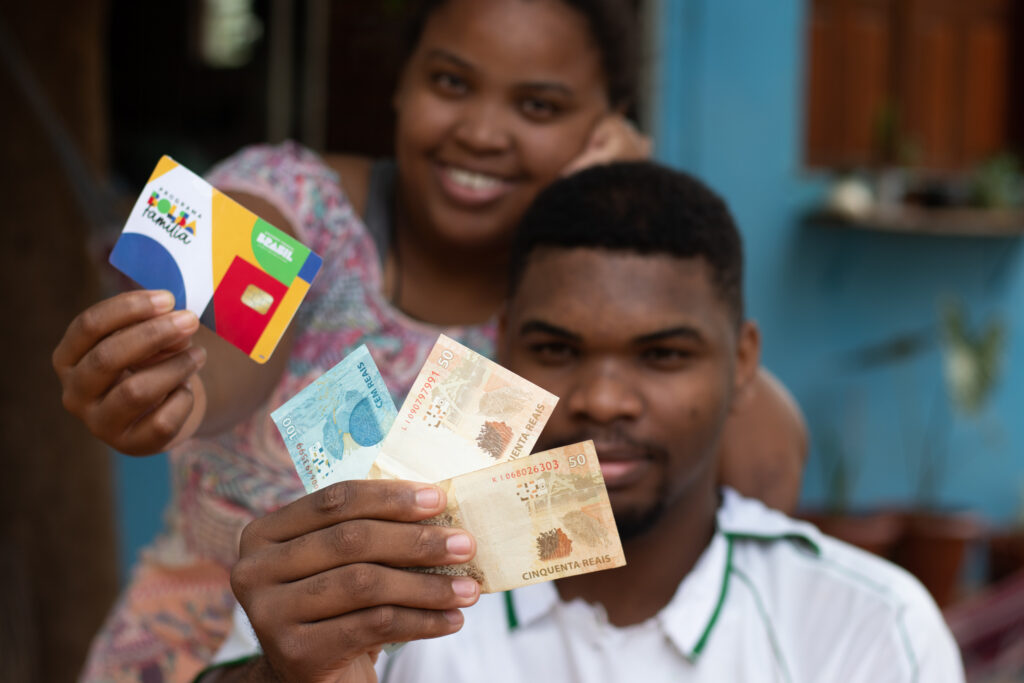 Será que você pode receber as parcelas acumuladas do Bolsa Família com o LOAS em 2024? Descubra o que pregam as regras para os benefícios.