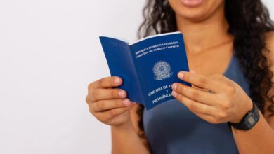 Alerta! "Meu marido trabalha com carteira assinada: será que perco o Bolsa Família?”: conheça as regras para CLT