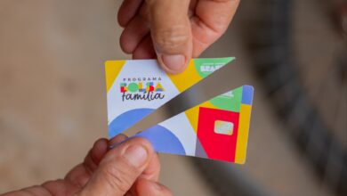 Mulher que participou de ao golpista diz que teve conta bloqueada e não recebe Bolsa Família. Ela está em busca de um novo emprego.