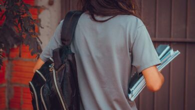 Advertido por falta escolar (cód 33), mas a criança não faltou? Veja como resolver e voltar a receber os R$ 600