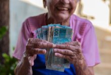 Bônus de R$ 300 no Bolsa Família está chegando! NIS 0, 8, 6, 2, 9, 4 entre outros na lista! Não recebeu ainda? Saiba como se cadastrar