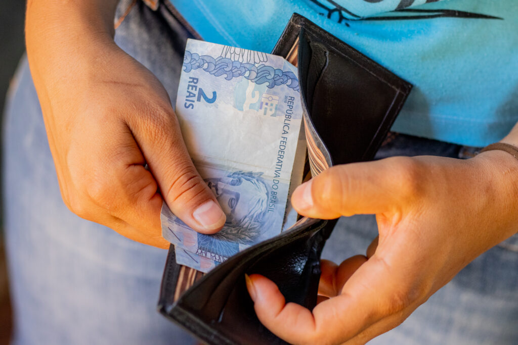 Pessoas com idade avançada podem se dar bem com benefício social, mas muitos não sabem que isso é possível; entenda mais sobre o assunto.