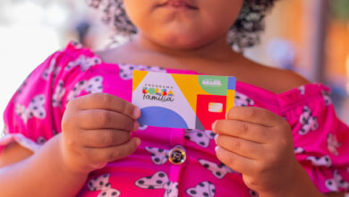 Governo anuncia socorro às famílias em crise no Brasil e garante pagamento do Bolsa Família antes do previsto; entenda.