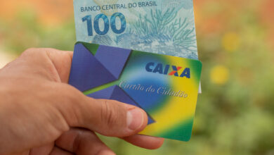 O saque do Bolsa Família será antecipado em maio para diversas famílias brasileiros. Pagamentos unificados acontecem ainda nesta semana.