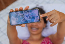 Programa atende mais de 20 milhões de famílias e oferece diversos benefícios além do auxílio mensal. mães solteiras podem receber extra.