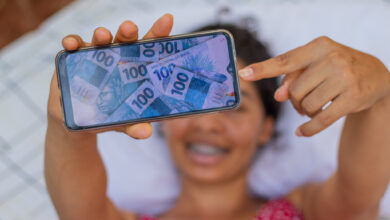 Programa atende mais de 20 milhões de famílias e oferece diversos benefícios além do auxílio mensal. mães solteiras podem receber extra.