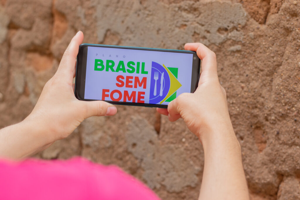 O Programa de Aquisição de Alimentos visa distribuir condições de nutrição para os brasileiros que se enquadram nos critérios necessários.