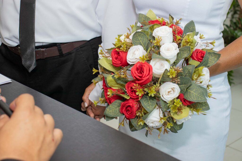 Felizes para sempre! Quem recebe Bolsa Família pode se casar DE GRAÇA hoje; veja como