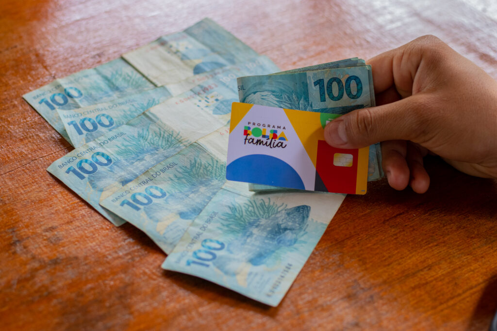 A fila do Bolsa Família deve avançar em breve, com mais beneficiários aderindo ao calendário de pagamento.