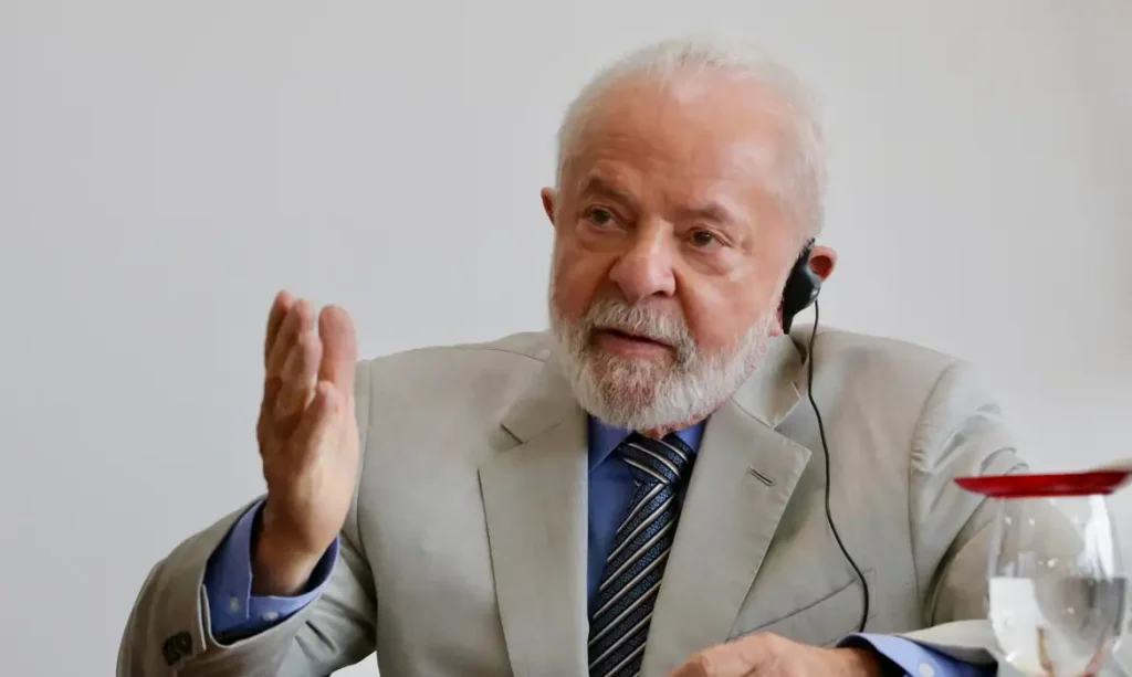 Será que o Lula decretou o fim do Bolsa Família assim, sem mais nem menos? Entenda a verdade.