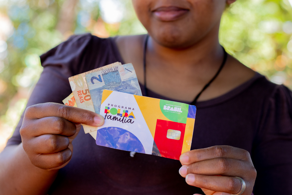 É possível sacar o Bolsa Família sem o cartão do beneficiário. Veja 3 formas de fazer isso.