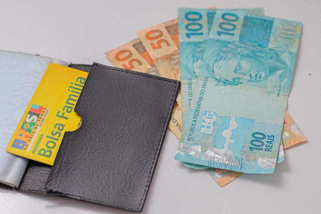 Parcelas do Bolsa Família com cadeado: posso receber na Caixa?