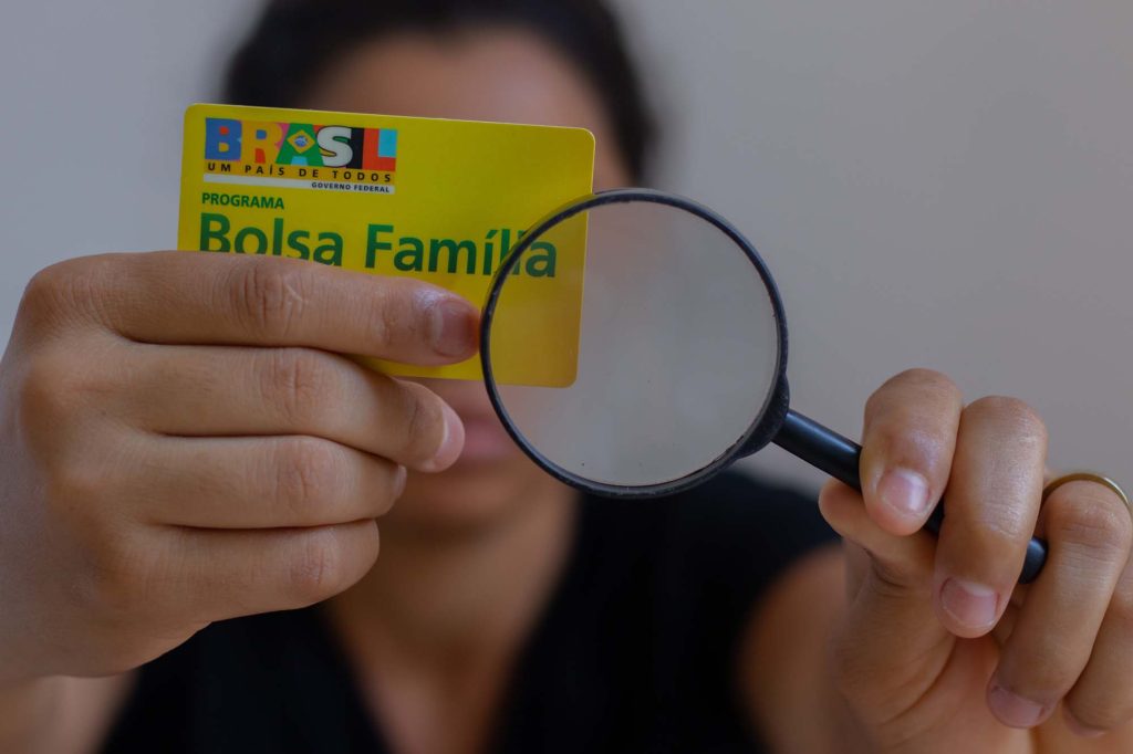 Parcelas do Bolsa Família com cadeado: posso receber na Caixa?