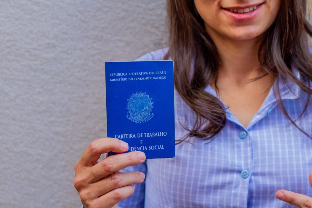 Conseguiu um emprego CLT? Descubra se você precisa ir ao CRAS cancelar o Bolsa Família ou se o benefício é cancelado automaticamente!