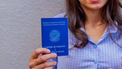 Conseguiu um emprego CLT? Descubra se você precisa ir ao CRAS cancelar o Bolsa Família ou se o benefício é cancelado automaticamente!