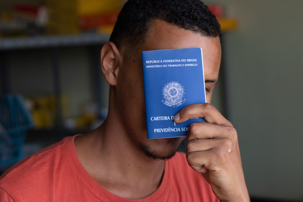 Parceria inovadora do governo garantiu emprego para milhares de brasileiros participantes do Bolsa Família desde 2023 até 2024.