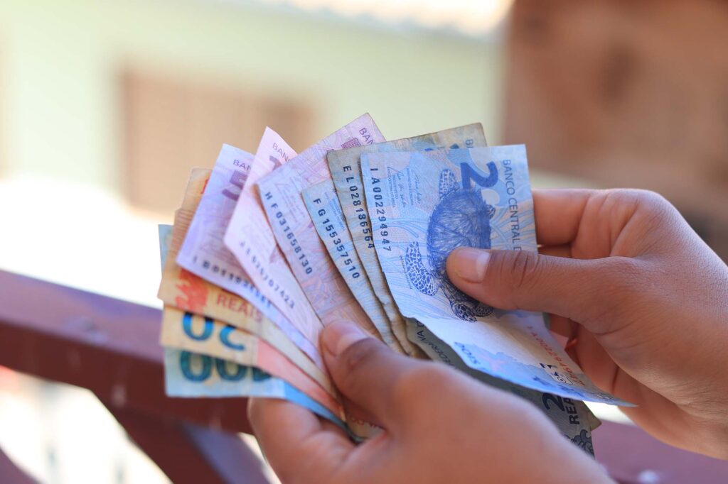 Programa social do governo libera auxílio de R$ 5.400 para milhares de brasileiros: veja como pedir o seu