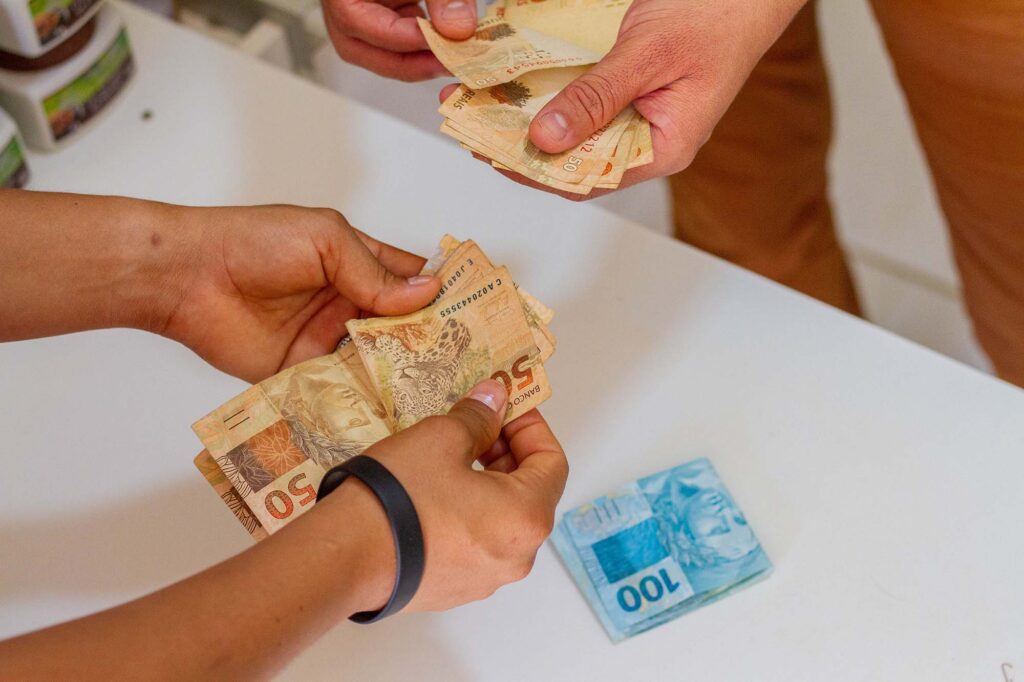 Desempregado e precisando de uma ajuda financeira? Saiba como se inscrever para ganhar 5 parcelas de R$ 540 do governo