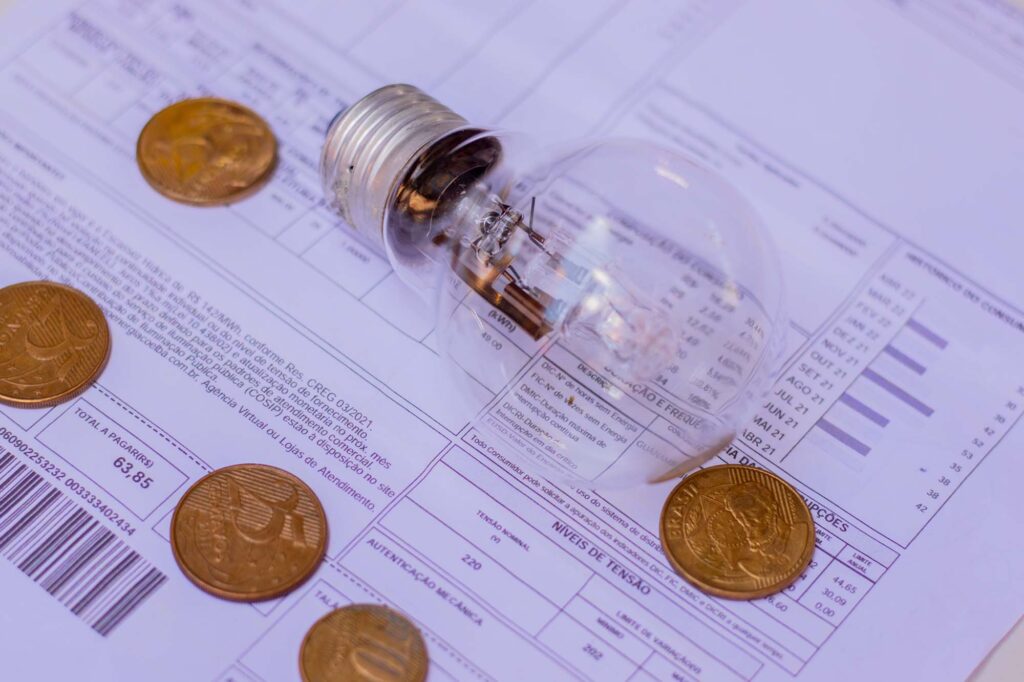 Economize já! Descubra como garantir DESCONTO na conta de luz mesmo morando de aluguel