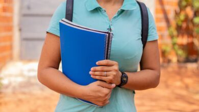 Matricular o filho (a) em escola particular pode custar seu Bolsa Família? A lei é clara