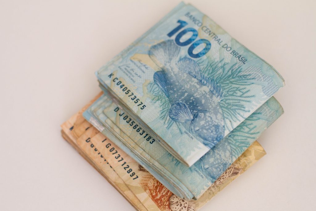 Mais brasileiros podem ter acesso ao benefício social mensal mais desejado do Brasil. Entenda como funciona e o que está em jogo.