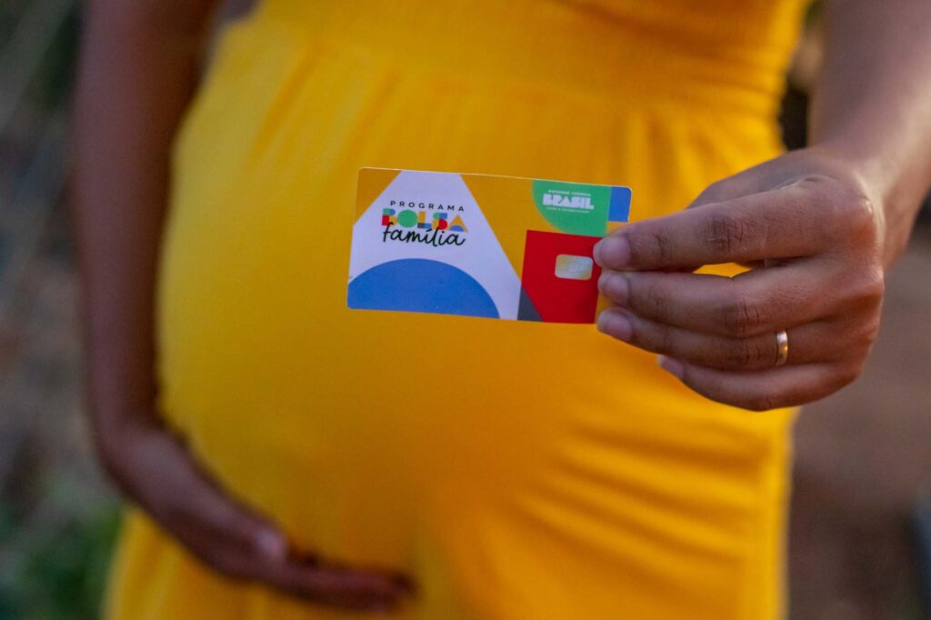 Atenção, mamães! Dá para receber Bolsa Família junto com auxílio-maternidade? Resposta pode não ser a que você imaginava