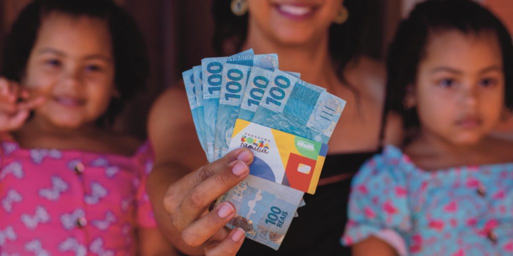 Atraso de 45 dias na resposta do Bolsa Família não significa rejeição; entenda os motivos e saiba como acompanhar seu pedido.