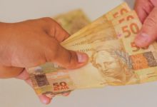 Auxílio emergencial de R$ 2.500 para famílias afetadas por enchentes no RS: veja quem tem direito e como solicitar esse benefício do Governo Federal.